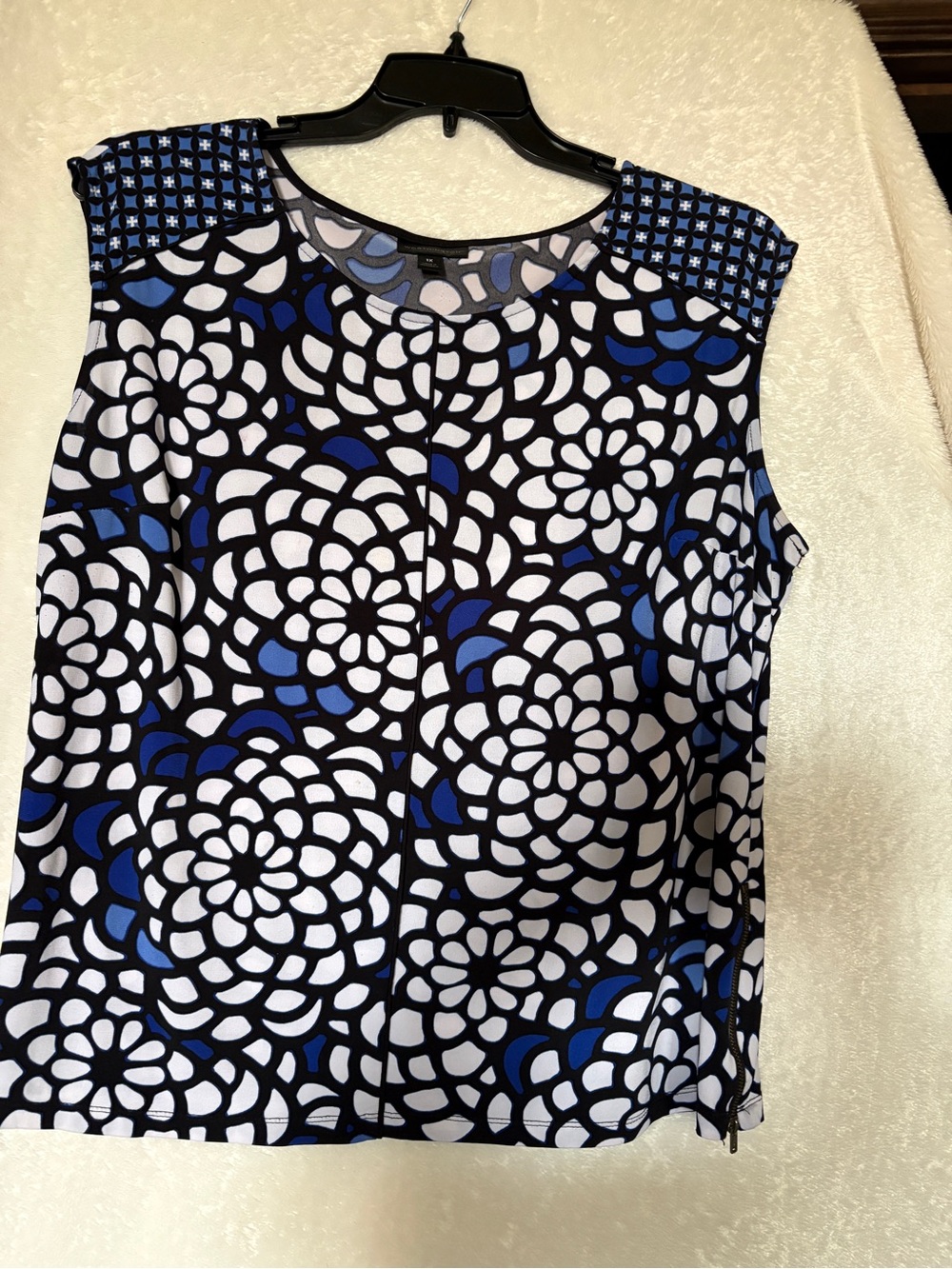 Worthington Black, White & Blue Floral Sleeveless Shell Top